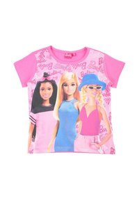 T-shirt rose arborant trois personnages animés de Barbie, avec des imprimés colorés, un col rond et des manches courtes. Le fond présente un motif de texte "Barbie".