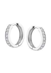 Srebrne kolczyki w kształcie obręczy, ozdobione rzędem błyszczących, przezroczystych kamieni po jednej stronie. Gładka, wypolerowana powierzchnia w okrągłym kształcie.