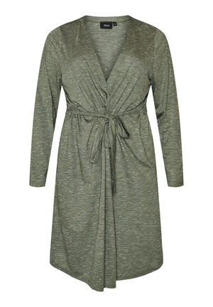 Groene jurk met lange mouwen tot op de knie, met diep V-hals en een stoffen ceintuur in de taille, gemaakt van zachte, gestructureerde stof.