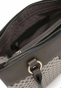 Braune Handtasche mit geometrischem Muster, ausgestattet mit einem Reißverschlussfach und einem gesteppten Innenraum. Goldfarbene Hardware-Akzente vorhanden.