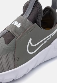 Nike Performance FLEX RUNNER 2 UNISEX - Scarpe da corsa su strada - flat pewter/white/medium ash/photo blue