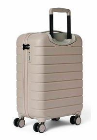 Valise rigide beige à rayures verticales, poignée rétractable, double roues et fermeture éclair ; surface texturée pour une durabilité accrue.