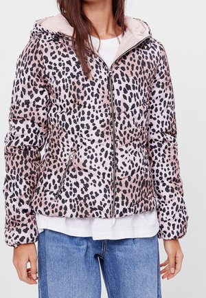 Veste matelassée en imprimé léopard rose et noir. Dispose d'une fermeture éclair sur le devant, d'une capuche et de deux poches latérales. Texture douce et design matelassé.
