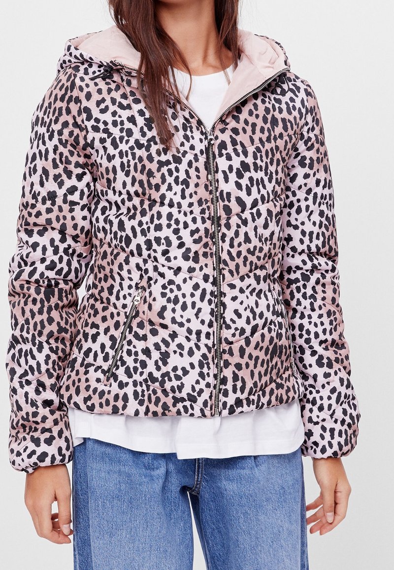 Padded jacket w różowo-czarny wzór w panterę. Posiada zamek z przodu, kaptur oraz dwie boczne kieszenie. Miękka tekstura i pikowany design.