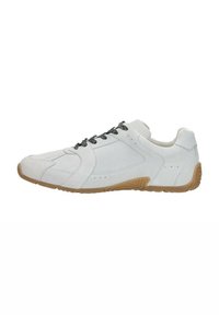 Witte sportschoen met een suede bovenkant, textuurdetails, zwarte veters en een gumrubberen zool. Het zijaanzicht benadrukt het gebogen ontwerp en de stiksels.