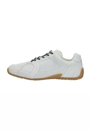 Witte sportschoen met een suede bovenkant, textuurdetails, zwarte veters en een gumrubberen zool. Het zijaanzicht benadrukt het gebogen ontwerp en de stiksels.