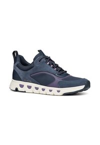 Sneakers da uomo in blu scuro e viola. Presentano una tomaia testurizzata con un mix di materiali, colletto imbottito e una suola bianca con ritagli circolari.