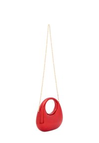 Rode glanzende handtas met een gebogen vorm, voorzien van een opvallende ronde handgreep en een gouden kettingriem. Gladde textuur met minimale details.