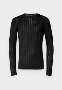 Maglione nero lavorato a maglia con sottili righe verticali, colletto rotondo e polsini e orlo a costine. Il materiale sembra leggero e con una texture.