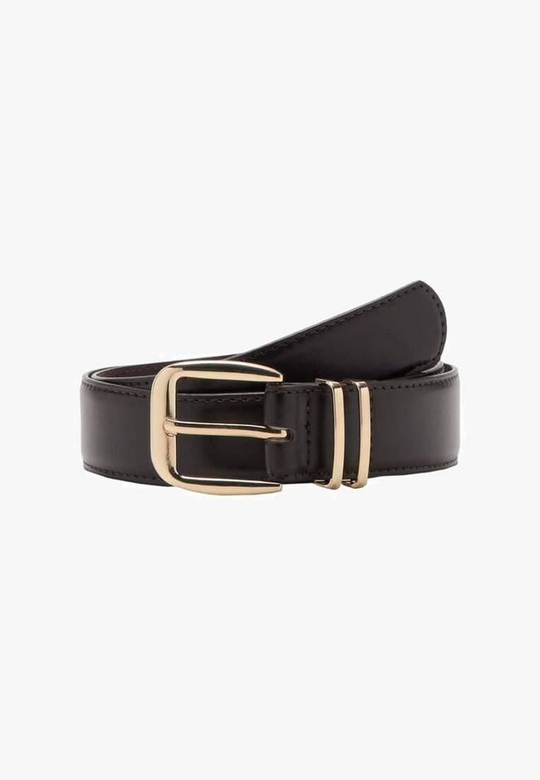 Ceinture en cuir noir avec une boucle en métal doré à deux pattes, texture lisse et couture nette le long des bords.