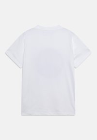 Valkoinen lyhythihainen t-paita, valmistettu sileästä puuvillasta, jossa on klassinen pyöreä kaula-aukko ja yksinkertainen selkäosa ilman näkyviä koristeita.