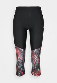 Leggings capri neri con una vestibilità elastica. La parte inferiore delle gambe presenta un motivo astratto rosso e grigio. Texture liscia con vita elastica.