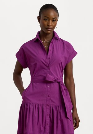 Vestido roxo abotoado com mangas curtas dobradas, cintura com cinto, saia em camadas e textura de tecido suave.