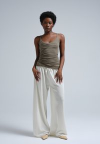 Seamless Basic SPAGHETTI - Top - tea leaf