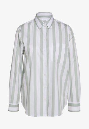 Camisa de botones con rayas verticales en verde claro y blanco, con un bolsillo en el pecho, mangas largas y un cuello clásico. Material de algodón.