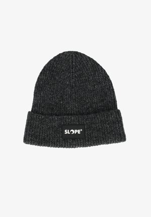 Grå strikket hue med en foldet manchet, tekstureret stof og en rektangulær sort label med ordet "SLOPE" i hvid skrift.