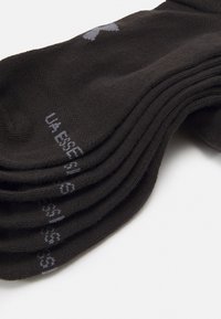 Dunkelbraune Baumwollsocken gestapelt, mit einem dezenten grauen Logo und Textdetails. Glatte Textur mit gleichmäßiger Naht. Klassisches Design.