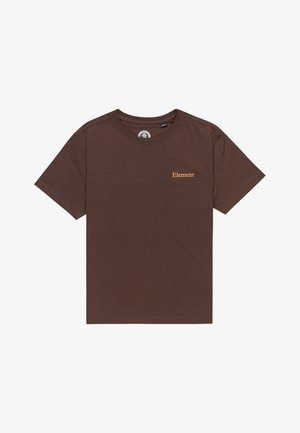 Brun bomulds t-shirt med korte ærmer og rund hals, med et diskret guld "Element" logo. Kombineret med lyseblå baggy jeans.