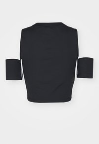 Μαύρο κοντό τοπ με κοντά μανίκια, που διαθέτει στρογγυλή λαιμόκοψη και λεία υφή. Ο σχεδιασμός περιλαμβάνει διακριτές λευκές ρίγες κατά μήκος των μανικιών.