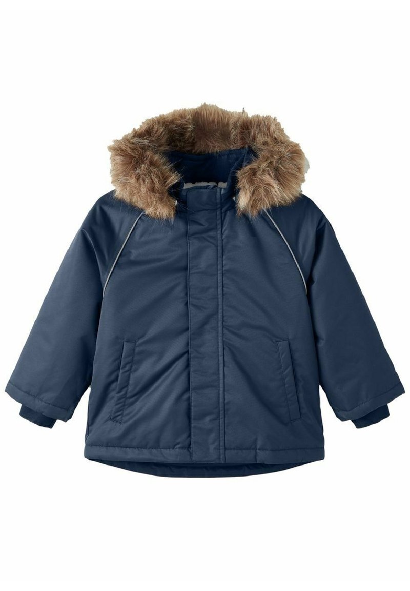 Námořnická modrá parka s kapucí z umělé kožešiny, prošívanou texturou, dlouhými rukávy a postranními kapsami. Obsahuje centrální zip a prošívané detaily.