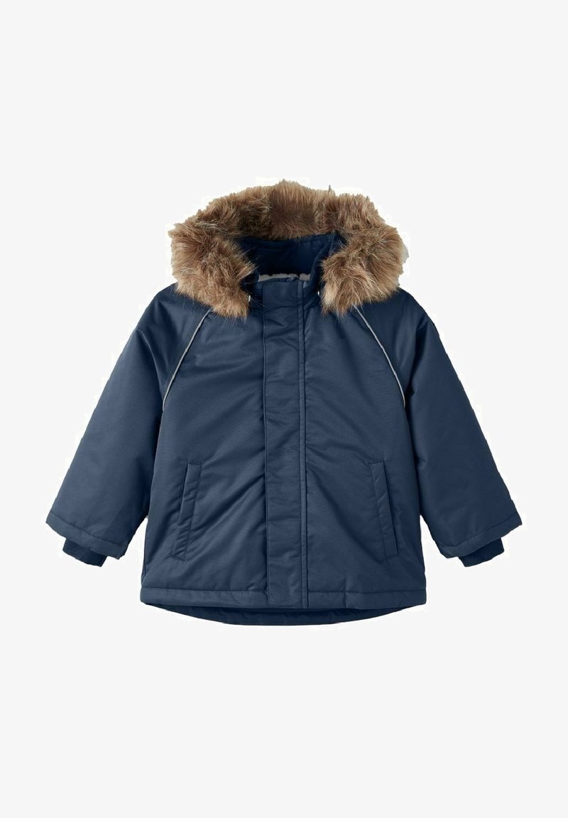 Chaqueta parkas de color azul marino con capucha de pelaje sintético, textura acolchada, mangas largas y bolsillos laterales. Presenta un cierre central con cremallera y detalles cosidos.