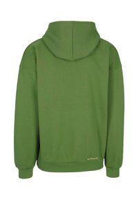 Grüner Kapuzenpullover mit entspanntem Schnitt, langen Ärmeln, gerippten Bündchen und einem kleinen Logo am Bund. Geschmeidige Textur.