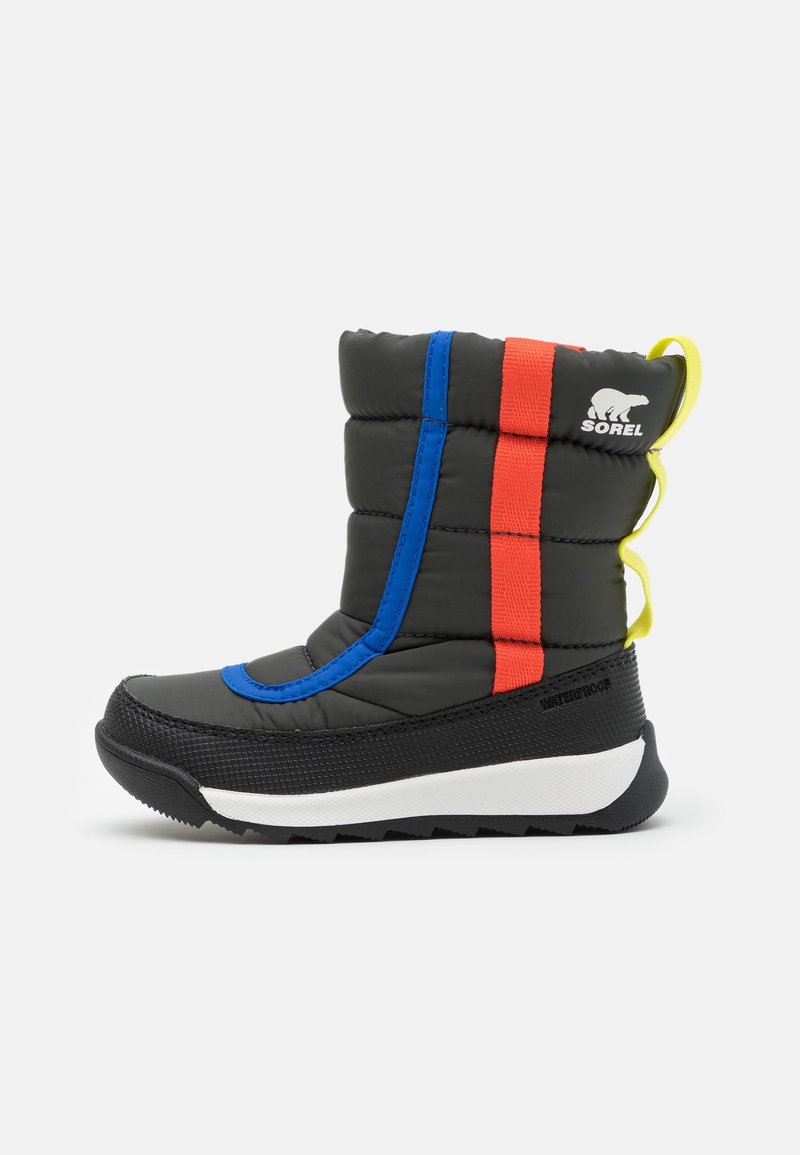 Botte imperméable noire avec un design rembourré, des bandes bleues et rouges, une semelle texturée et une languette jaune à l'arrière.