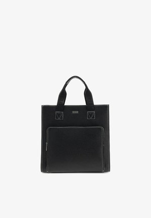 Sac cabas en cuir texturé noir avec poche avant zippée, larges anses et surpiqûres blanches contrastantes, orné d'un petit logo métallique "Guess".