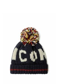 Bonnet en tricot bleu marine avec un grand pom-pom coloré, lettres blanches en bloc, et une bande rouge au-dessus de la bordure côtelée.