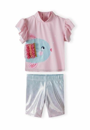 Rosa kortärmad skjorta med volangärmar, prydd med en blå fiskdesign med texturerade detaljer, tillsammans med glänsande ombre-shorts.