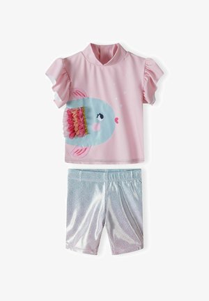 Różowa koszula z krótkim rękawem z falbanami, z niebieskim wzorem ryby z teksturowanymi akcentami, w połączeniu z błyszczącymi szortami w ombre.