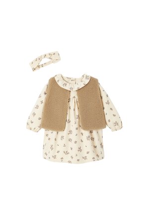 Beige Kleid mit floralem Druck, das einen gerafften Kragen und lange Ärmel hat, kombiniert mit einer weichen braunen Fleece-Weste und einem passenden Kopfband.