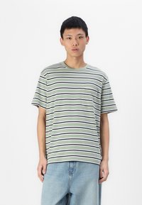 Camiseta de rayas en verde apagado, con rayas horizontales en blanco y azul marino. Tejido suave, mangas cortas y cuello redondo.