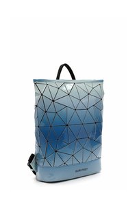 Sac à dos bleu à motifs géométriques avec des bretelles noires et le logo "SURI FREY" sur le panneau avant inférieur.