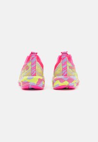 ASICS NOOSA TRI 15 - Hardloopschoenen voor op de weg - hot pink/safety yellow