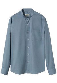 Camicia azzurra a maniche lunghe con colletto a banda, bottoni frontali e una tasca sul petto. Tessuto liscio con una texture semplice.