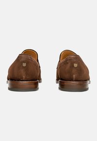 Braune Wildlederschuhe mit runder Form und Ledersohlen. Verfügen über ein kleines Logo-Accent an der Ferse und Kontrastnähte.