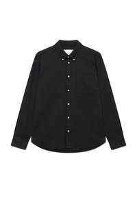 Chemise noire à manches longues en tissu tissé avec un motif à carreaux subtil, col boutonné, poche avant et boutons blancs.