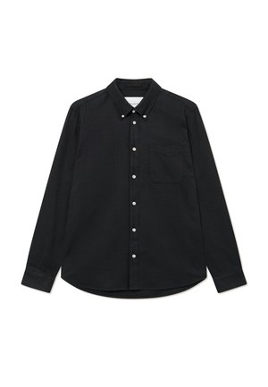 Chemise noire à manches longues en tissu tissé avec un motif à carreaux subtil, col boutonné, poche avant et boutons blancs.