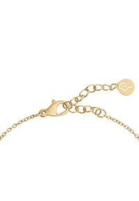 Bracciale in oro con chiusura a molla, maglie regolabili e un ciondolo rotondo con logo stilizzato. Superficie liscia e metallica.