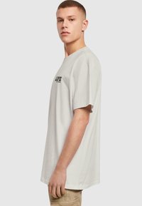 Merchcode T-shirt print - lightasphalt