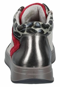 Baskets montantes avec un talon argent métallique, des accents rouges et un col en imprimé animal texturé. Fabriquées en matériaux mixtes avec des couleurs contrastées.