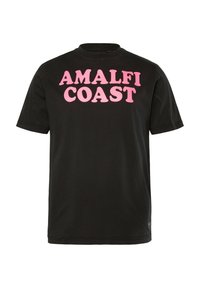 Camiseta negra de manga corta con cuello de canalé. Presenta un gran texto rosa que dice "COSTA DE AMALFI" en la parte frontal. Fabricada en algodón.