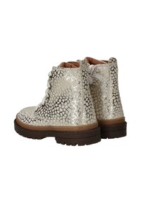 Veterschoenen tot de enkel met een metallic slangenpatroon, in beige en zilver, en een robuuste bruine zool voor grip.