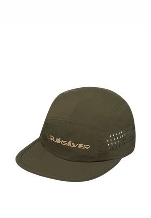 Czapka Quiksilver w kolorze oliwkowej zieleni z przeszywanymi panelami, perforowanymi bocznymi wentylami oraz napisem z logo na przodzie nad daszkiem.