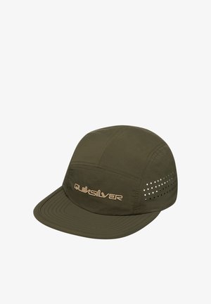 Czapka Quiksilver w kolorze oliwkowej zieleni z przeszywanymi panelami, perforowanymi bocznymi wentylami oraz napisem z logo na przodzie nad daszkiem.