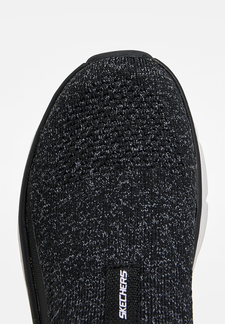 Schwarze gestrickte Sneaker mit strukturiertem Obermaterial, elastischem Einstieg und weißer Sohle. Verfügt über ein Logo-Patch an der Seite, das ein schlankes Design bietet.