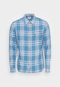 Niebieska koszula w kratę zapinana na guziki, z białymi i różowymi paskami, kieszenią na piersi oraz długimi rękawami, wykonana z miękkiego, teksturowanego materiału.