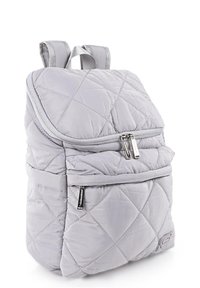 Mochila gris acolchada con dos bolsillos frontales con cremallera, correas ajustables y un asa superior. Textura suave con un patrón de costura en diamante.