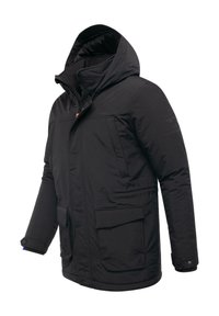 Giacca nera isolante con cappuccio, dotata di chiusura con zip, due ampi taschini frontali e polsini regolabili. Tessuto liscio con accenti minimi.